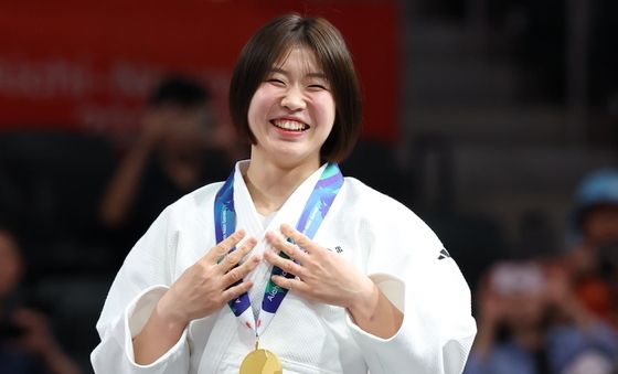 허미미, 금메달 목에 걸고 환한 미소