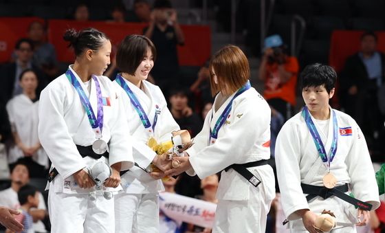 시상대에 함께 오른 남북