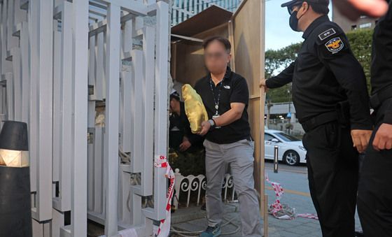 대검 현판 옮기는 관계자