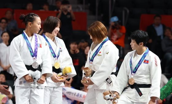 허미미 바라보는 북한 김현아