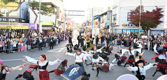 '거창한마당대축제의 시작 알리는 거리퍼레이드'
