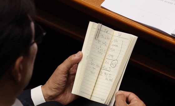 본회의에서 메모 확인하는 김민석 대표