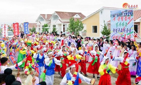 살림집 준공 행사서 춤추는 북한 주민들