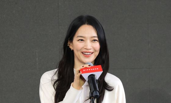 인사말 하는 신민아