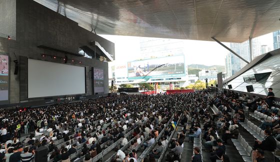 BIFF 팬들로 인산인해 이룬 영화의전당