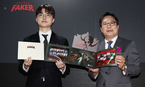 'e스포츠 전설' 페이커 기념우표 든 이상혁