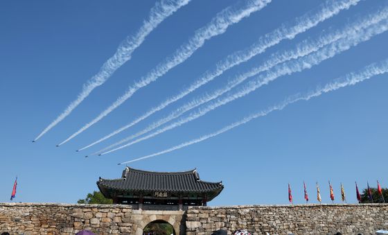 서산해미읍성 상공 위로 펼쳐지는 에어쇼