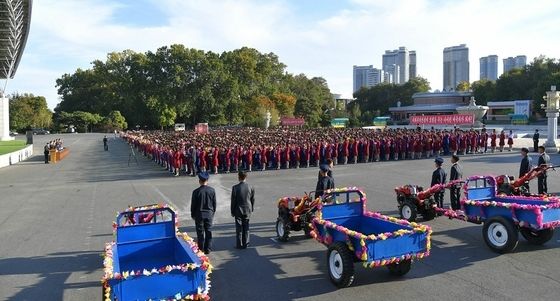 北 평양 학생들, 노동당 창건 81주년 맞아 농기계 마련