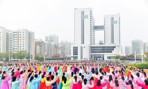 - 北 "온 나라 인민이 긍지와 자부심 속 당 창건일 맞아"