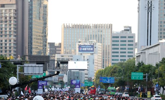 가을 도심을 달린다