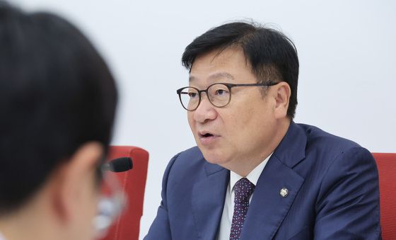 기자간담회 발언하는 정점식 원내대표