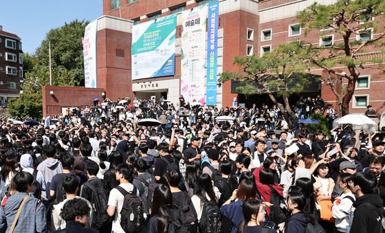 논술고사 마친 후 빠져나오는 인파