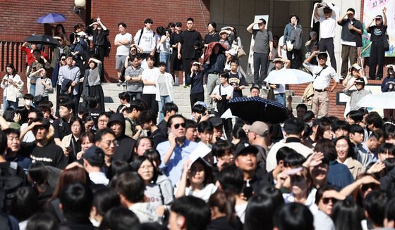 수험생 기다리는 학부모들