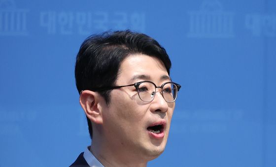 李대통령 골프장 방문 의혹 관련 기자회견하는 주진우