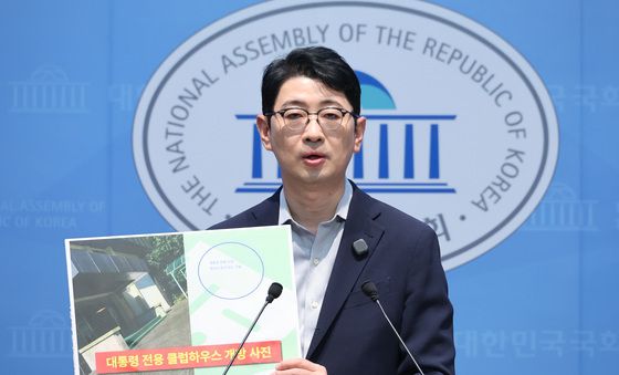 대통령 골프장 방문 의혹 제기하는 주진우