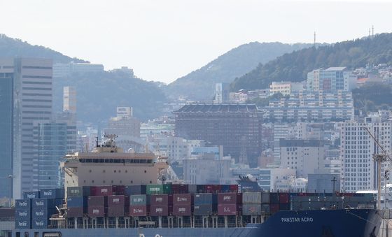 국내 컨테이너선 최초 북극항로 시범운항 마치고 부산항 귀항
