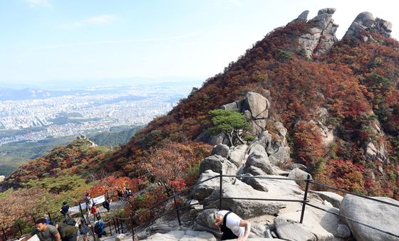 완연한 가을, 산행 즐기는 등산객들