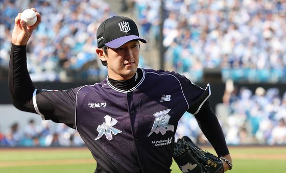 투구 연습하는 고영표