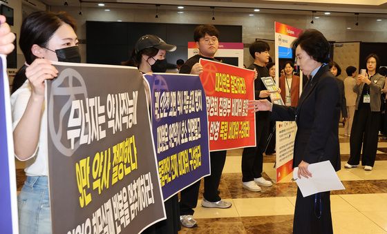 독립 비대위 구성 촉구하는 후배 약사들과 대화하는 권영희 회장