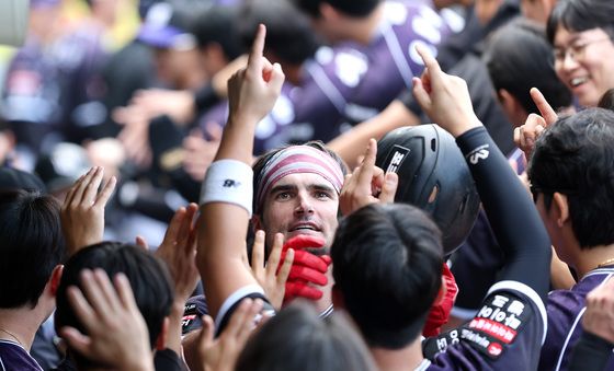'3점 홈런' 힐리어드, 뜨거운 축하