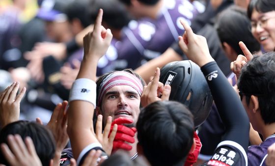 '3점 홈런' 힐리어드, 뜨거운 축하
