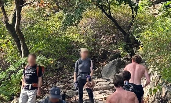 공공장소 상의 탈의 논란…북한산에서도 포착
