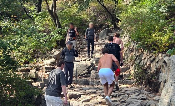 달리기에 이어 산행까지…상의 탈의 놓고 눈살