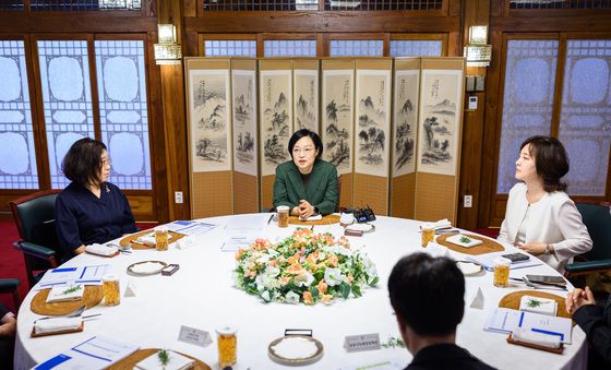 공공임대 및 사회주택 분야 전문가 만난 한성숙 국무총리