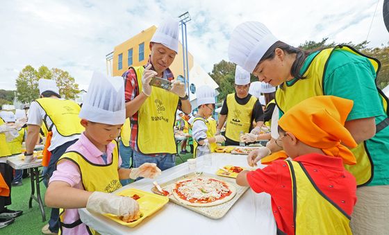 임실N치즈축제, 피자 만드는 관광객들