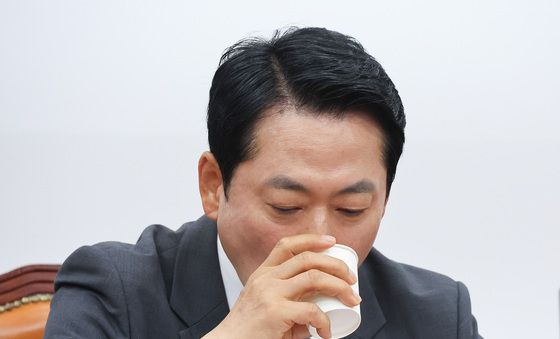 목 축이는 장동혁 대표