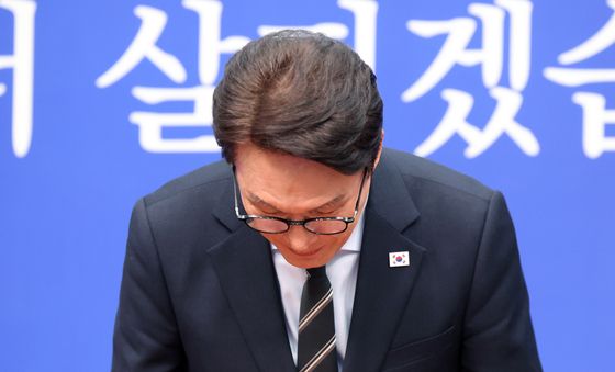 인사하는 김민석 더불어민주당 대표