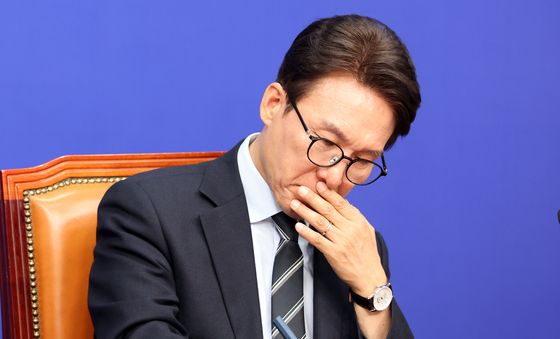 생각에 잠긴 김민석 대표