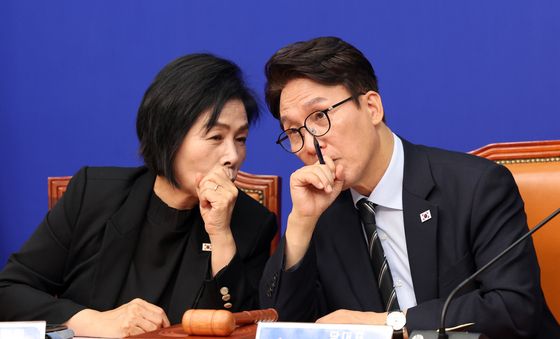 최민희 최고위원과 대화 나누는 김민석 대표
