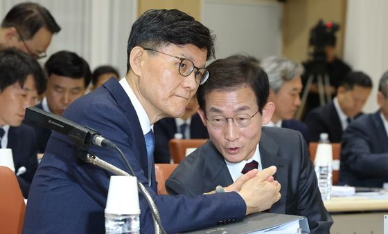 [국감] 정상우 사무총장과 대화하는 김호철 감사원장