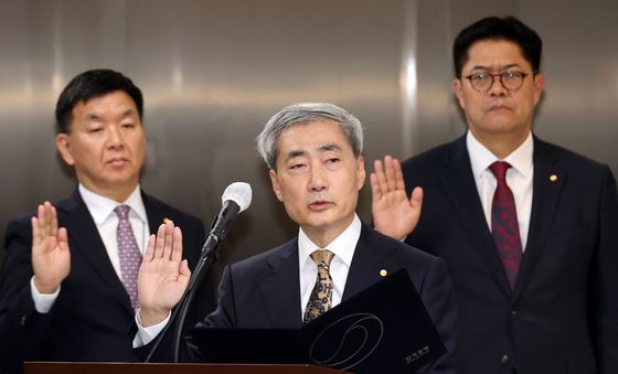 [국감] 선서하는 신현송 한국은행 총재