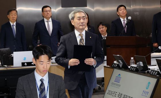 [국감] 선서문 제출 이동하는 신현송 한은 총재