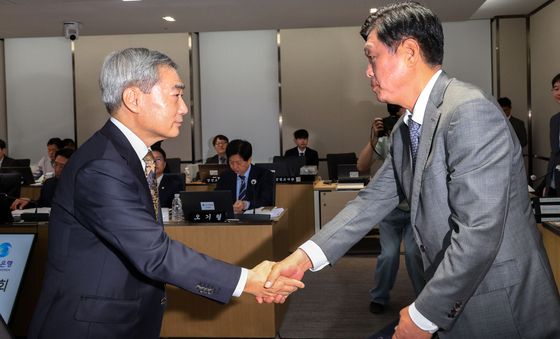 [국감] 악수 나누는 신현송 한은 총재와 조승래 위원장