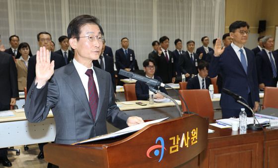 [국감] 선서 나선 김호철 감사원장