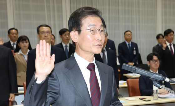 [국감] 선서하는 김호철 감사원장