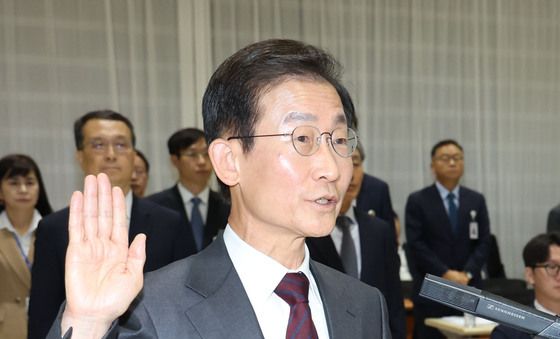 [국감] 선서하는 김호철 감사원장