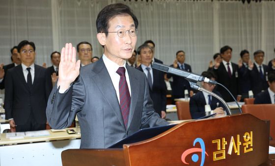[국감] 선서하는 김호철 감사원장