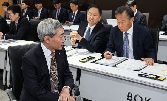 [국감] 황건일 금통위원과 대화 나누는 신현송 총재