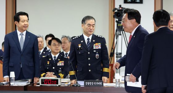 [국감] 행안위원들과 인사 하는 김종철 직무대행