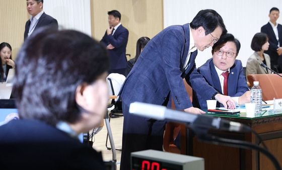 [국감] 논의하는 법사위 여야 간사