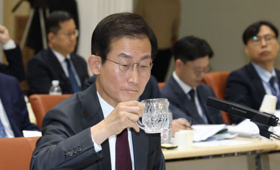 [국감] 물 마시는 김호철 감사원장