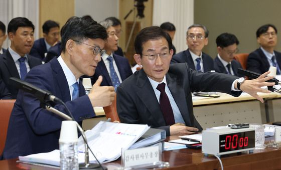 [국감] 대화하는 감사원장과 사무총장