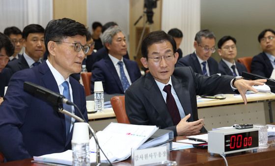 [국감] 대화하는 김호철 감사원장과 정상우 사무총장