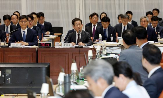 [국감] 답변하는 김호철 감사원장