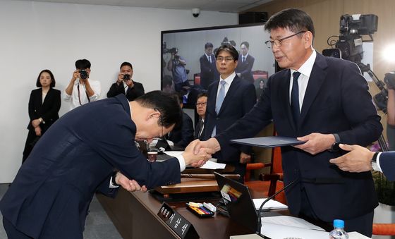 [국감] 증인 선서문 제출하는 황종우 해수부 장관