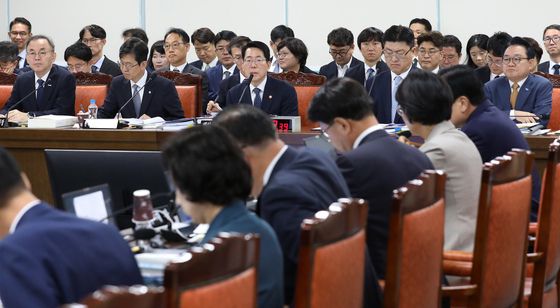 [국감] 의원 질의 답변하는 황종우 장관